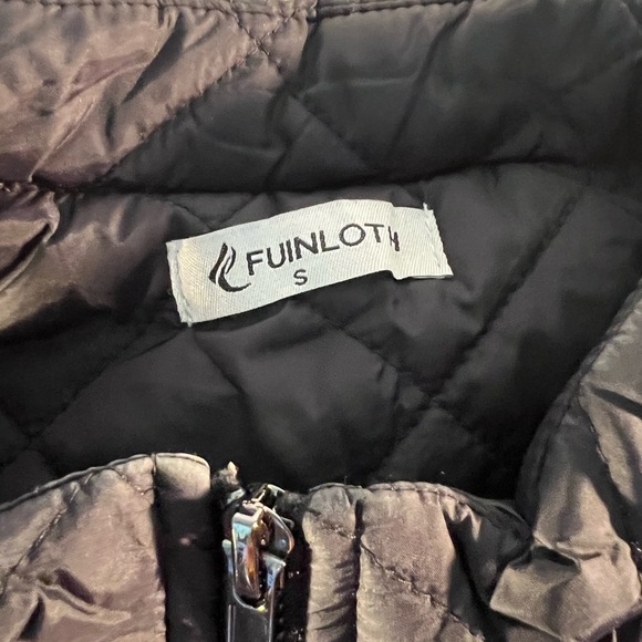 Quilted Black Vest with Zipper Pockets - Picture 3 of 5